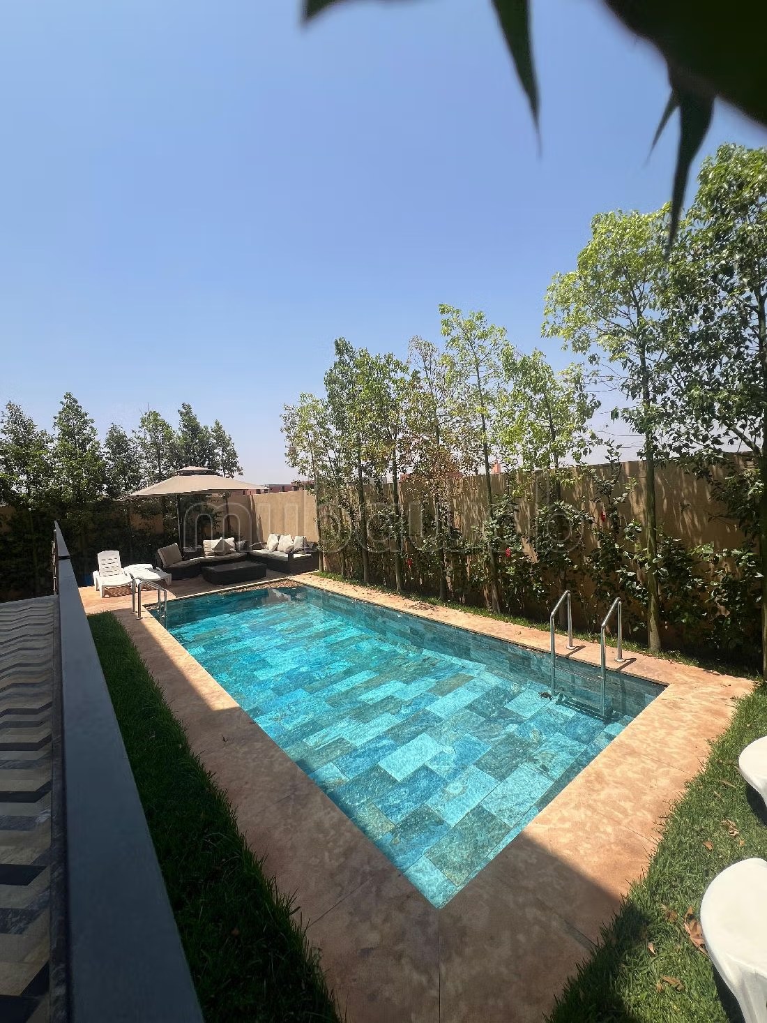 Location saisonnière villa haut standing à Route de Tahanaout. Superficie 410 m². Vue exceptionnelle sur la montagne, Fenêtres en double vitrage - Photo 5