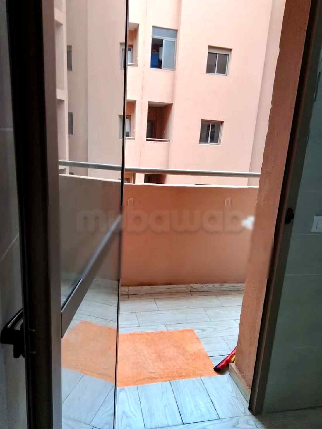 Location d'un appartement à Hay Mabrouka. 2 chambres agréables. Salon Marocain et antenne parabolique - Photo 3