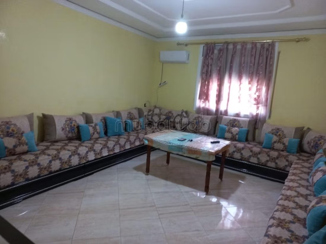 Location d'un appartement en Centre ville. Superficie 100 m². Salon traditionnel, antenne parabolique générale