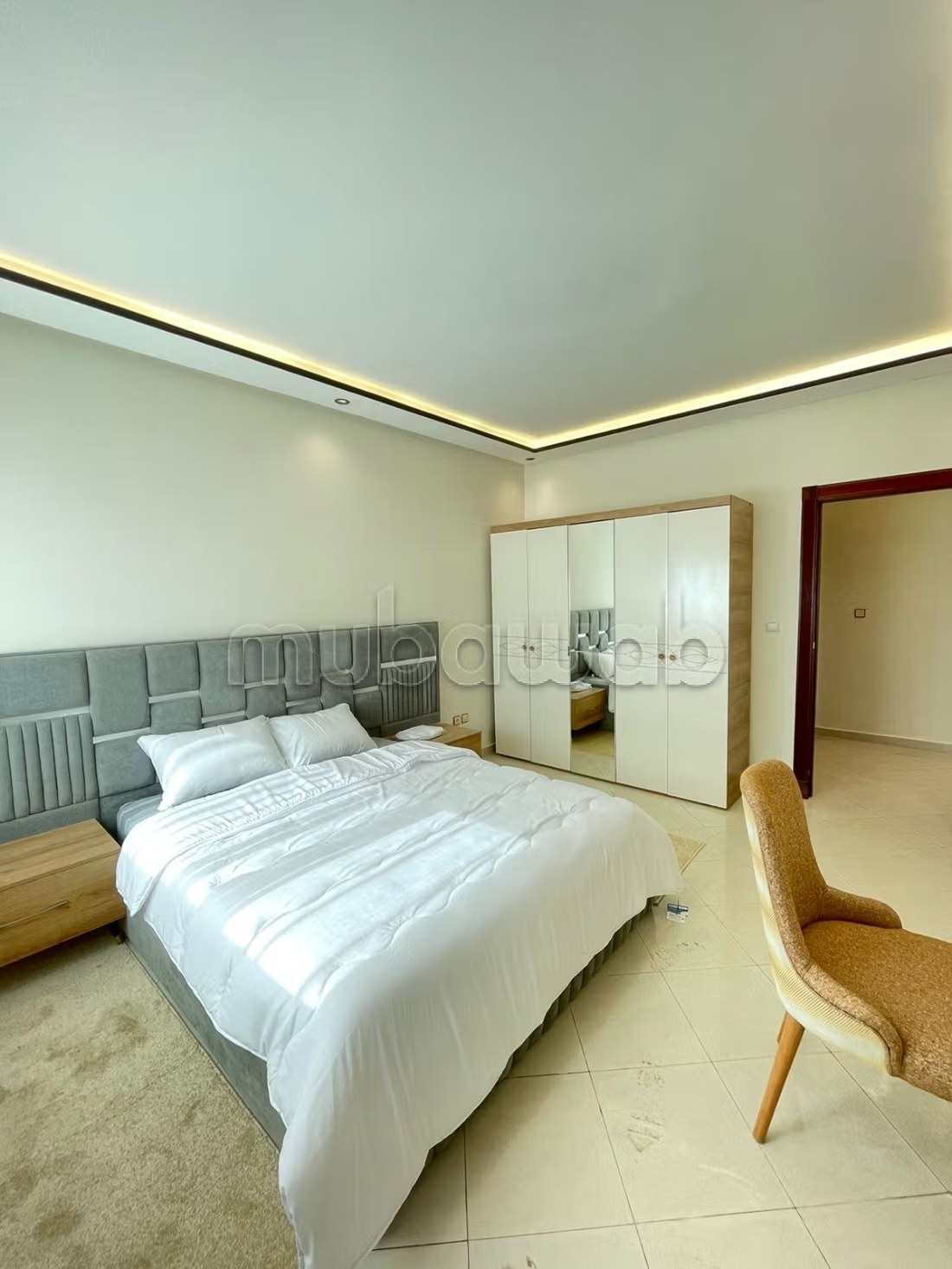 Location d'un appartement à De La Plage. 3 chambres. Résidence avec concierge, climatisation générale