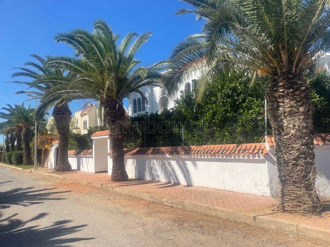 Appartement de vacances à louer à Plage rose marée. Surface totale 150 m². Belle terrasse et jardin