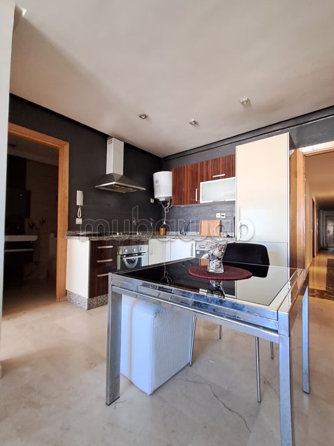 Location d'un appartement à Maârif Extension. Surface totale 48 m². Antenne parabolique et Porte blindée