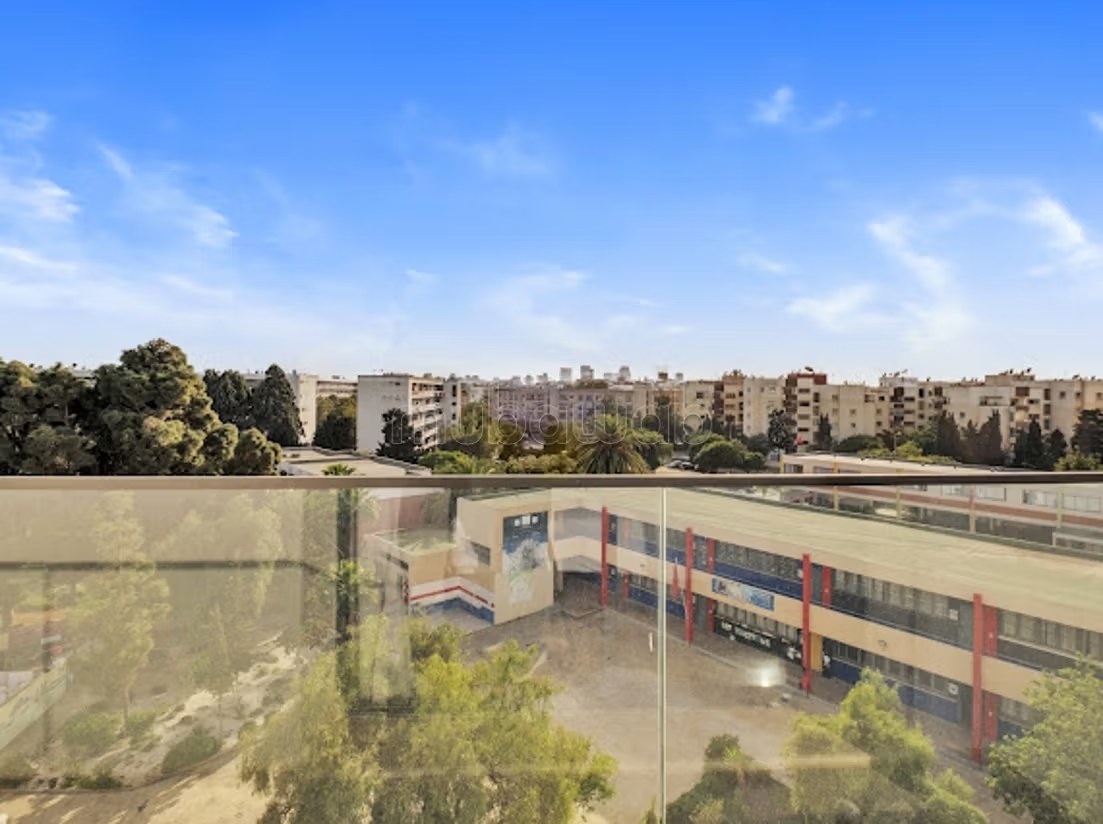 Appartements à louer à Plateau Al Batha. 2 pièces confortables. Chauffage central et porte blindée