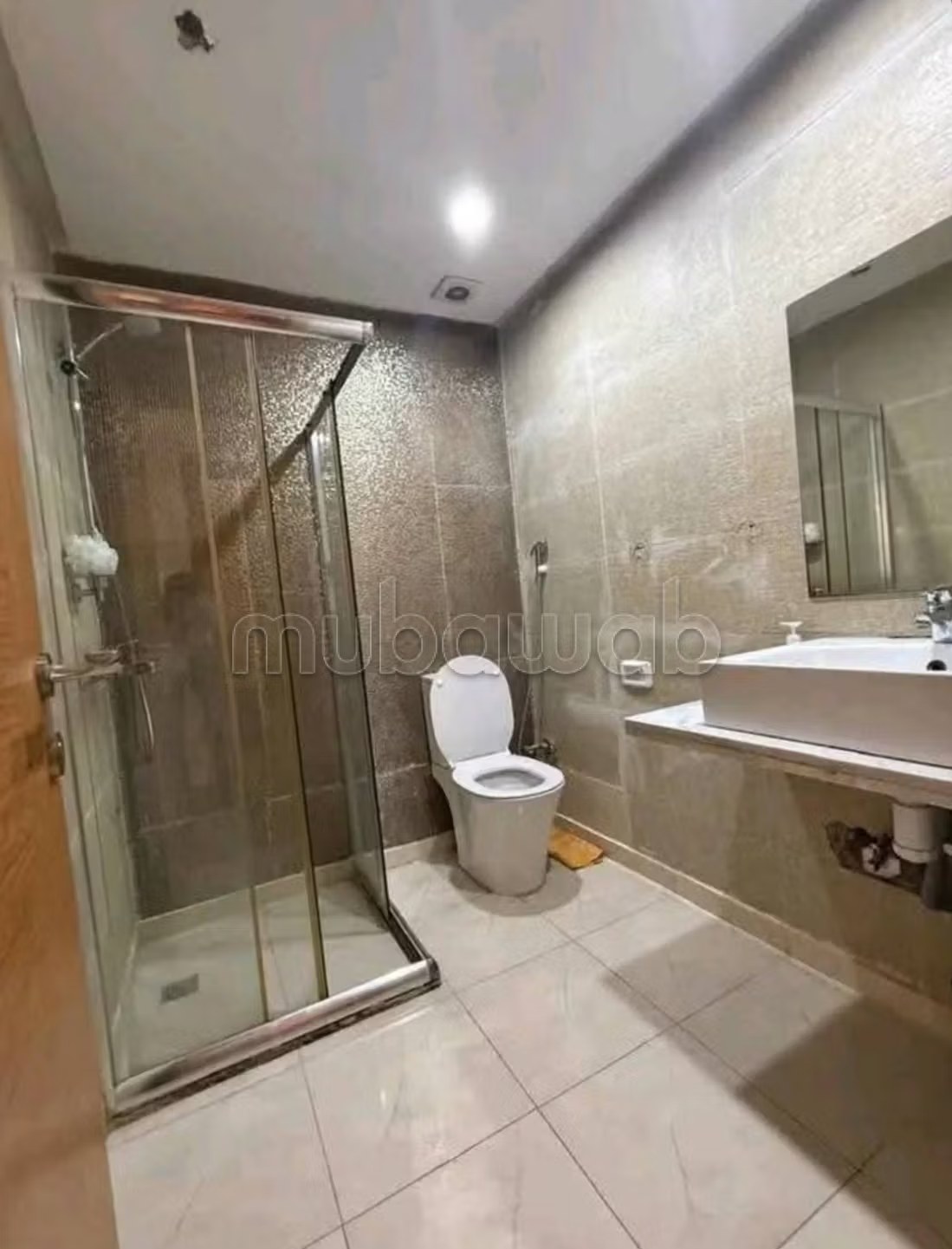 Location saisonnière à Béni Mellal.
Superficie 120 m².
Air conditionné et cheminée