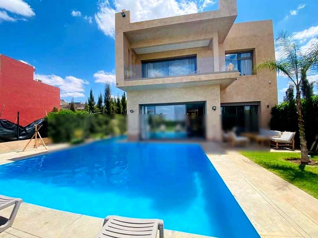 Villas et maisons de luxe à louer sur la Route de l'Ourika. Dimension 1500 m². Vue exceptionnelle sur la montagne, installation de climatisation.