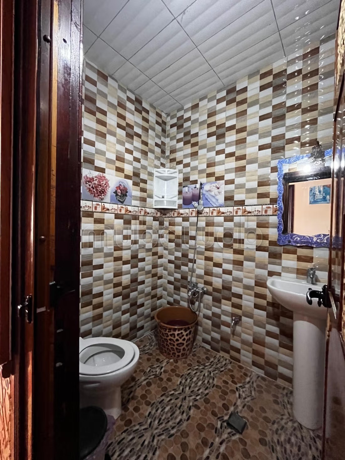 Location d'un appartement à Chefchaouen. Surface de 85 m². Salon Marocain et antenne parabolique