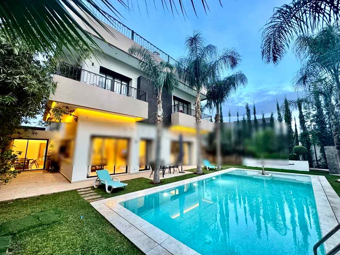 Belle villa à louer pour vos vacances à Route de Tahanaout, 8 grandes pièces dont 2 suites et 1 chambre. Parking et terrasse