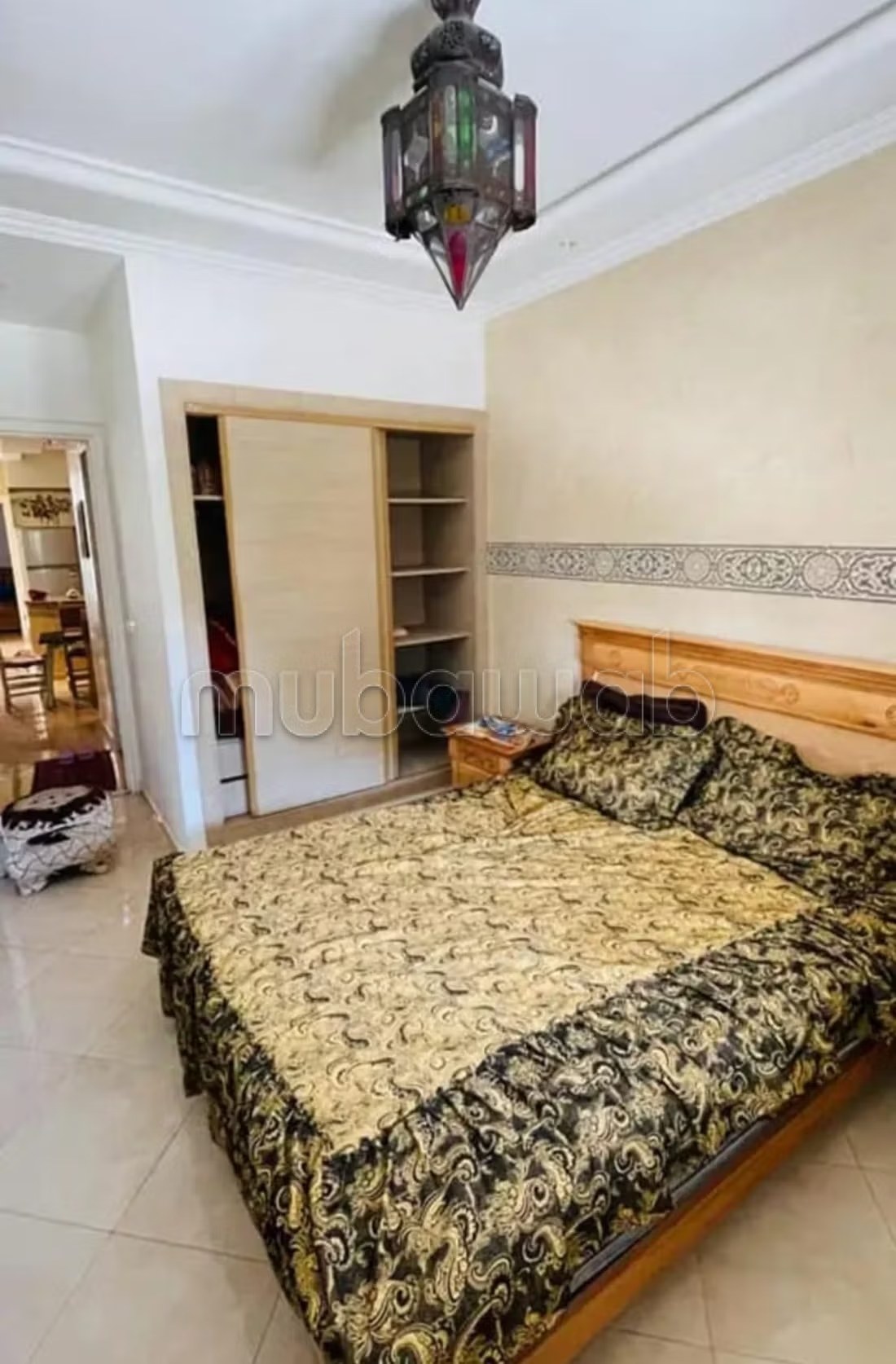 Location d'un appartement à Bab Enzh. 
2 chambres. 
Porte blindée et vue sur mer