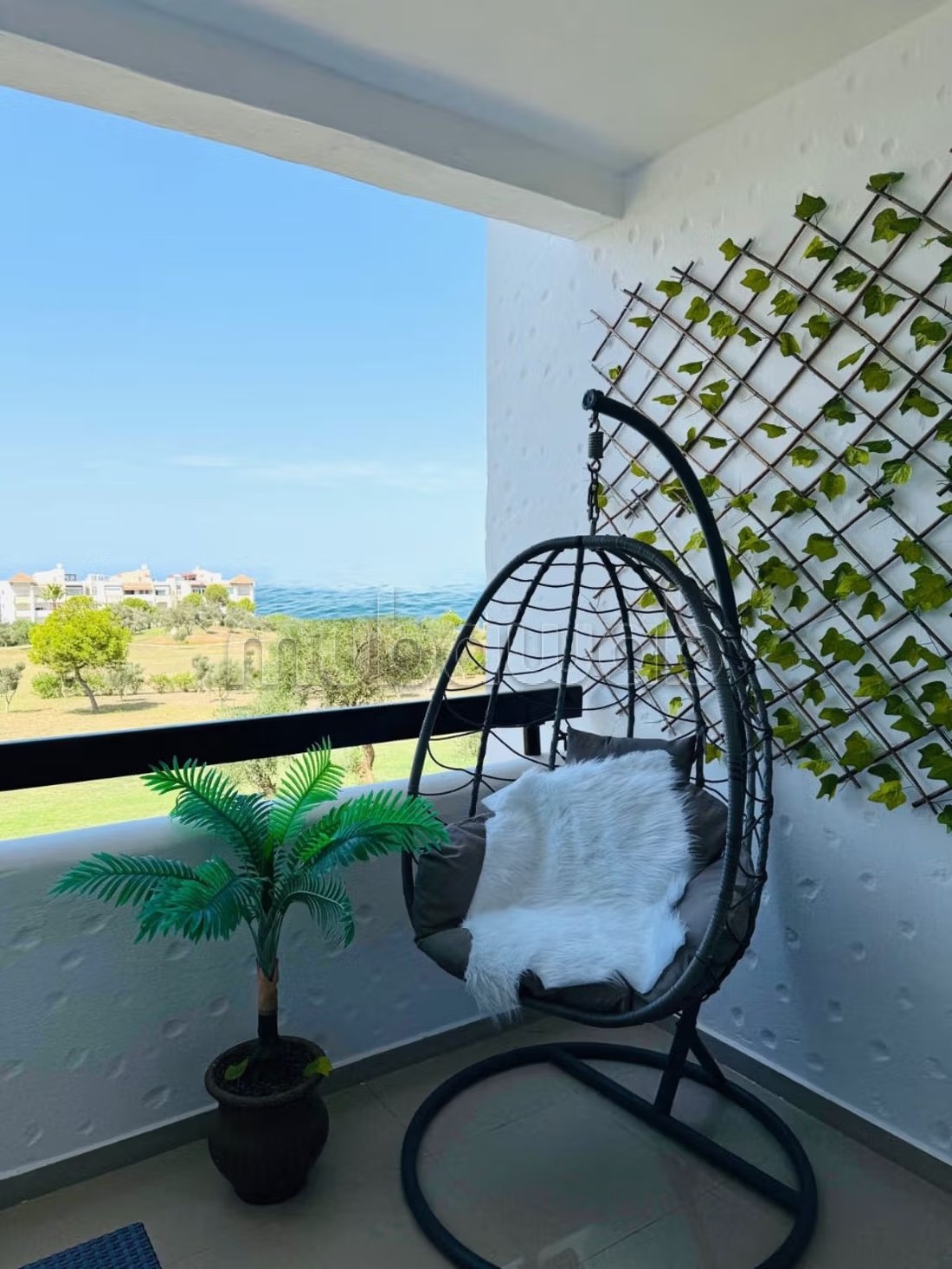 Location d'un appartement à Asilah. 2 pièces. Porte blindée et système de double vitrage