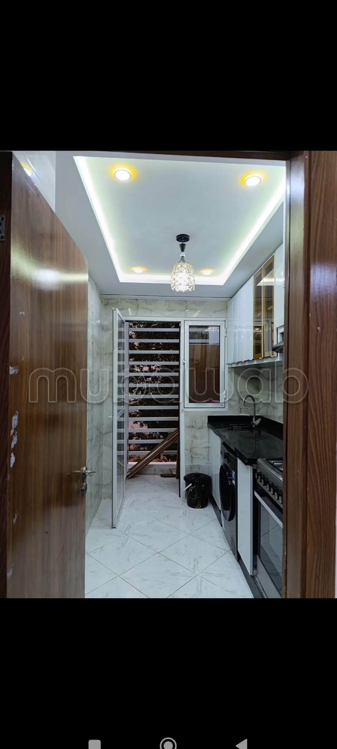 Location d'un appartement à Les Iris. 
3 grandes pièces. 
Concierge et climatisation