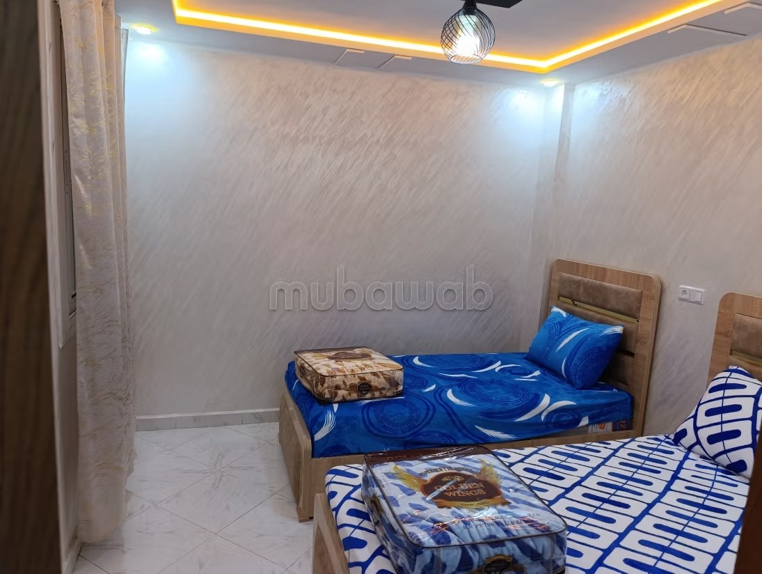 Location d'un appartement à Les Iris. 
3 grandes pièces. 
Concierge et climatisation