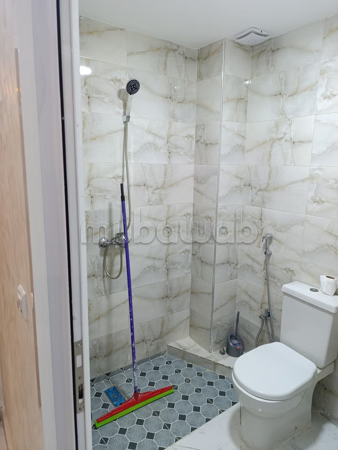 Location d'un appartement à Les Iris. 
3 grandes pièces. 
Concierge et climatisation