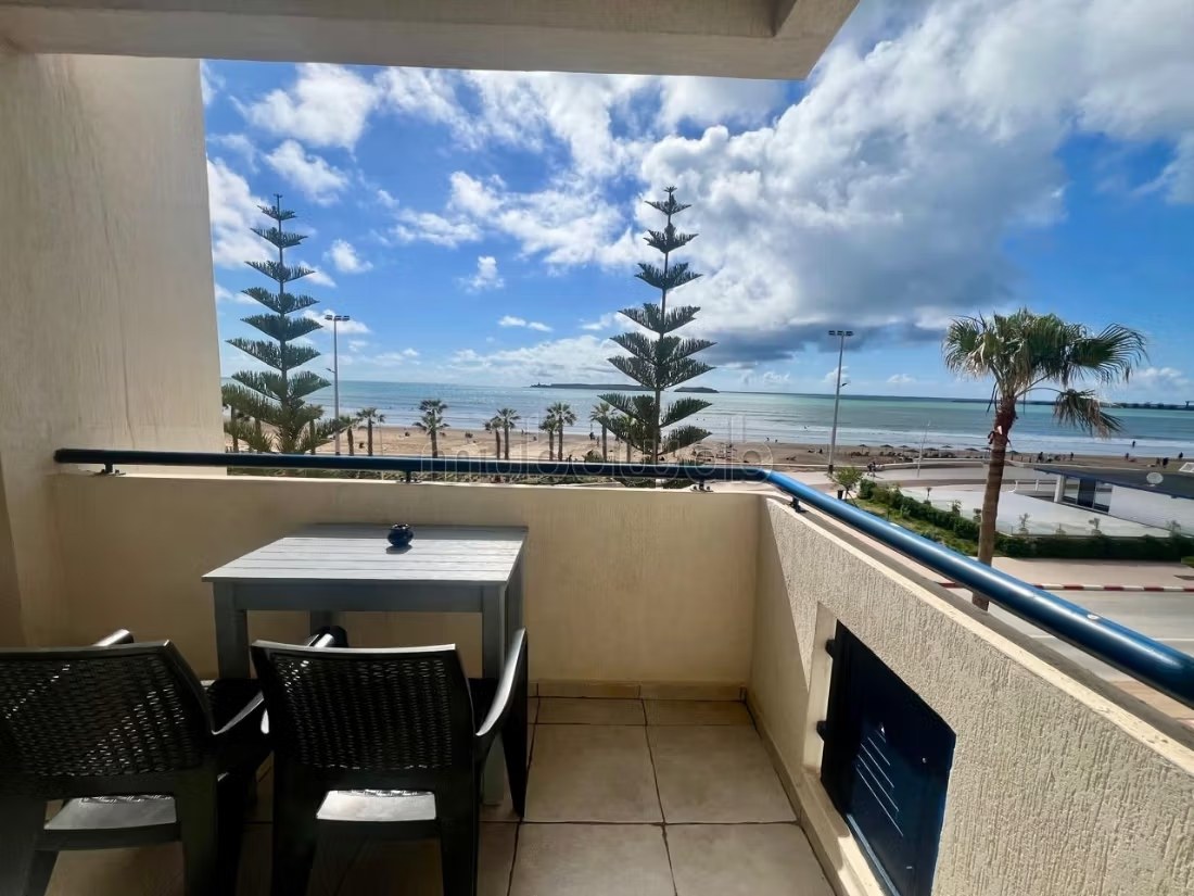Location d'un appartement à Le boulevard Mohammed V. 2 pièces confortables. Vue sur mer et porte blindée