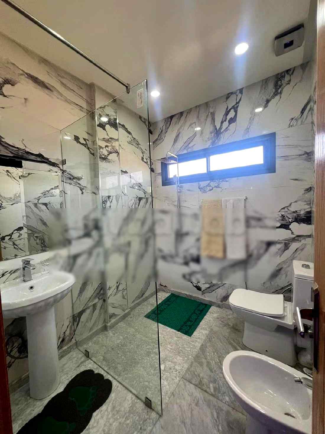 Location saisonnière villa haut standing à Route de Tahanaout. Superficie 410 m². Vue exceptionnelle sur la montagne, Fenêtres en double vitrage - Photo 16